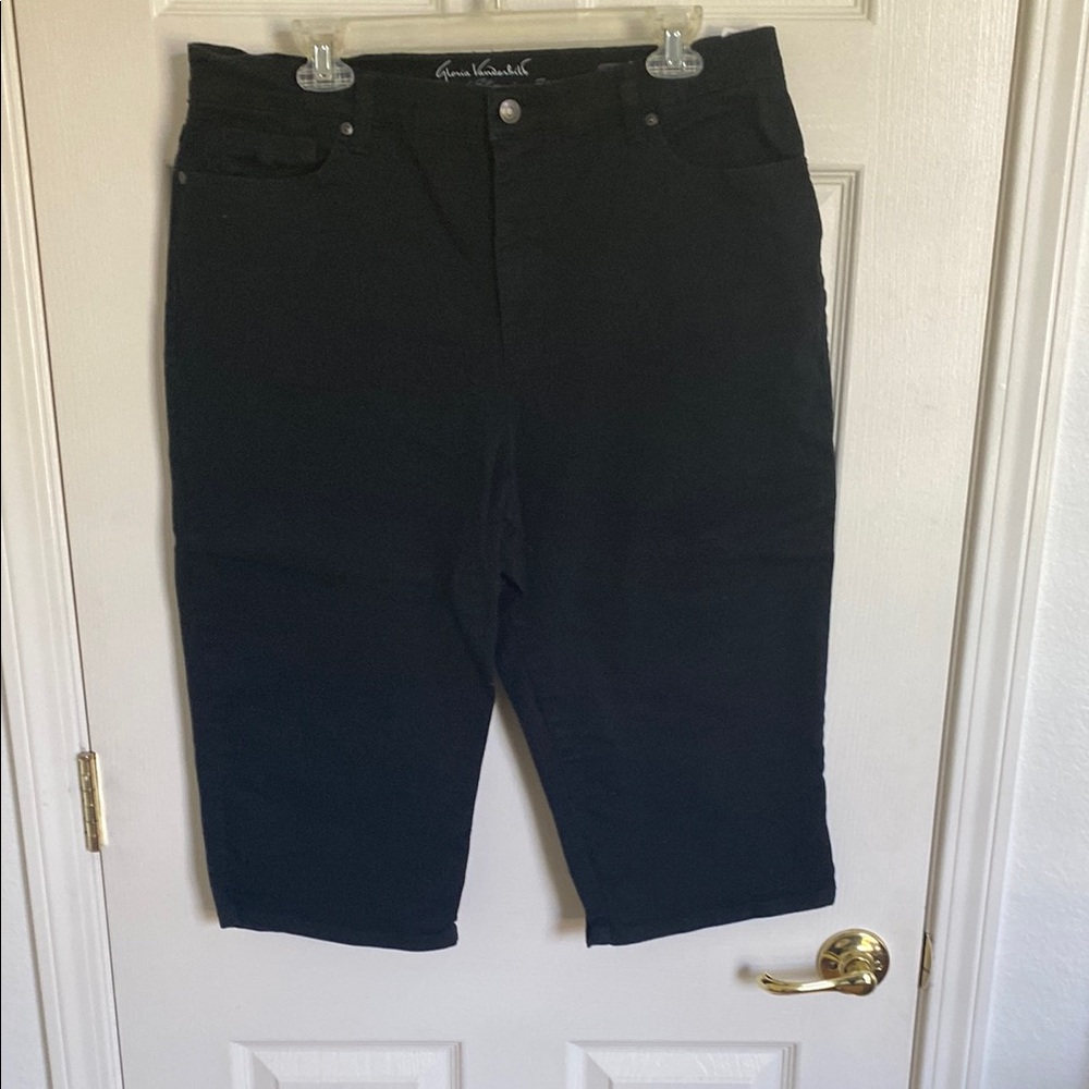Gloria Vanderbilt Black Capris